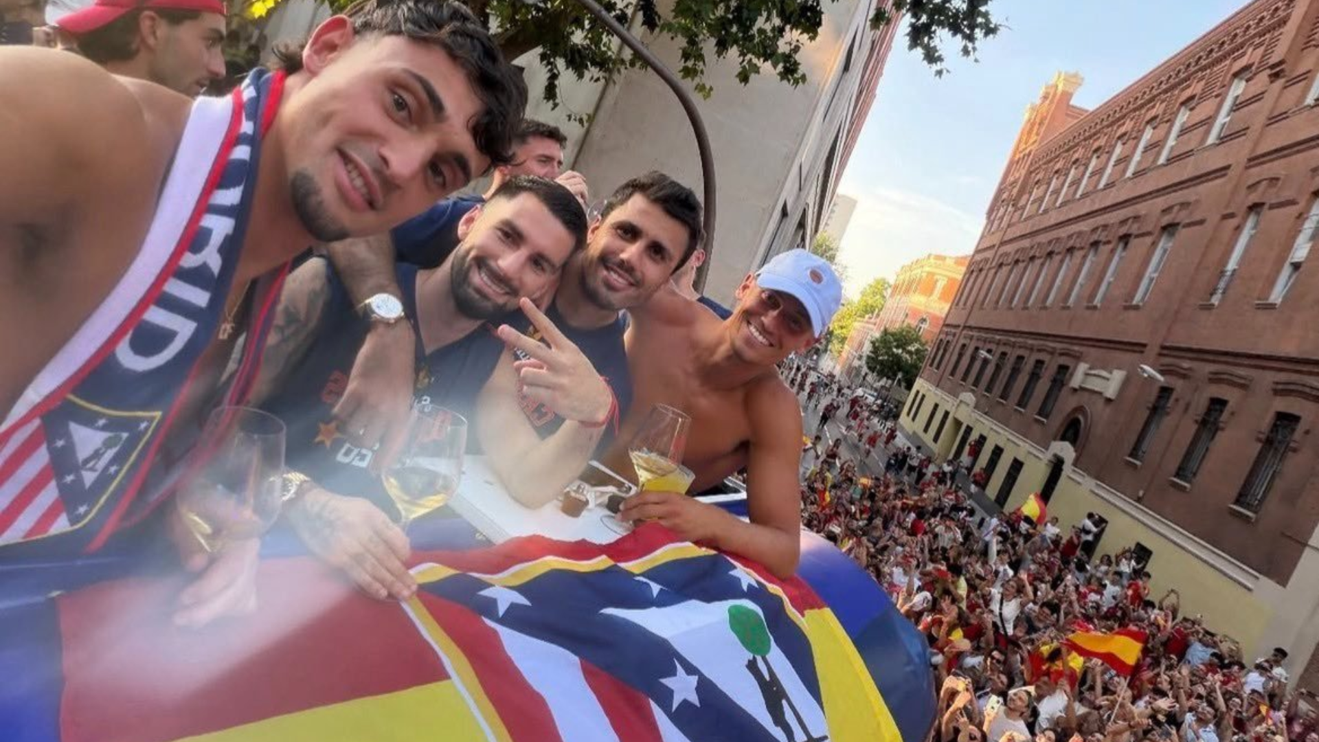 Pubill, Baena, Rodrigo y Llorente, con la bandera del Atlético Pubill, Baena, Rodrigo y Llorente, con la bandera del Atlético