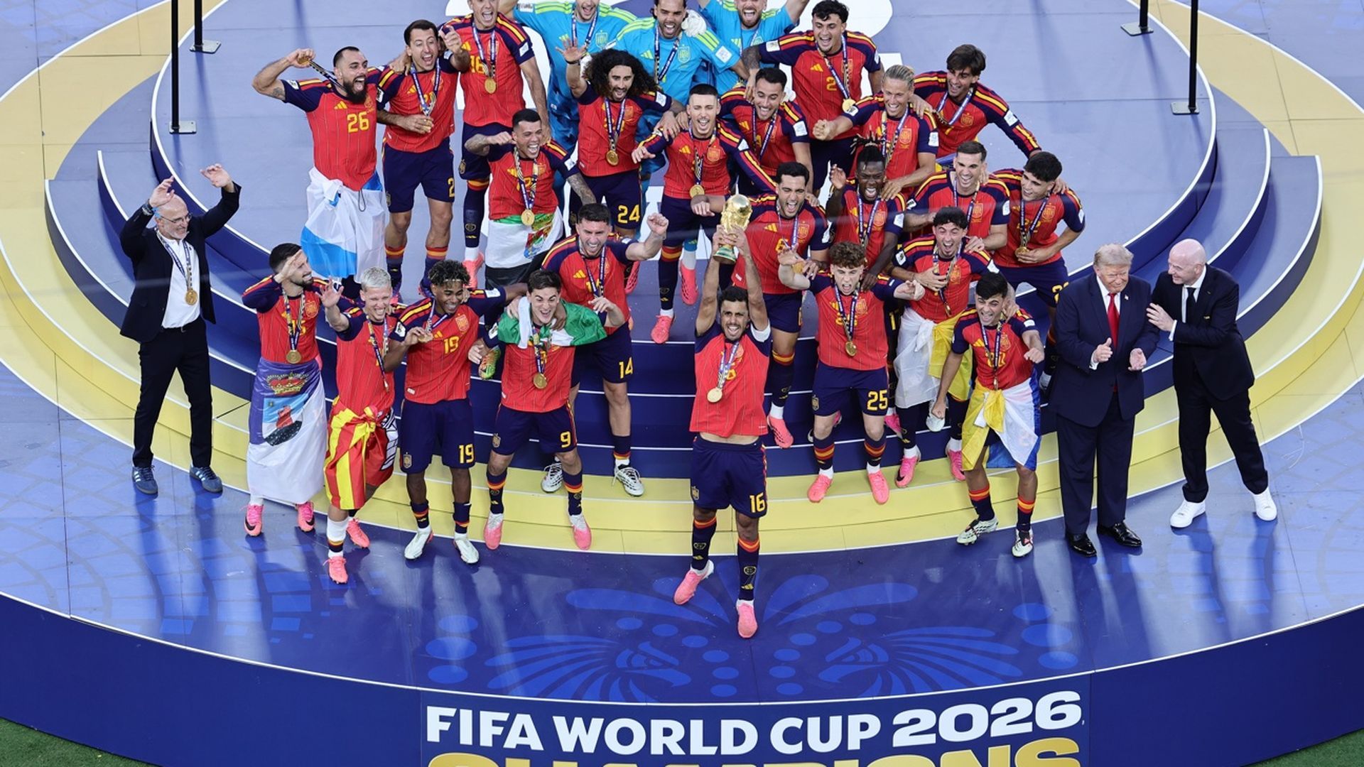 Rodri levanta al cielo el segundo Mundial de España Rodri levanta al cielo el segundo Mundial de España