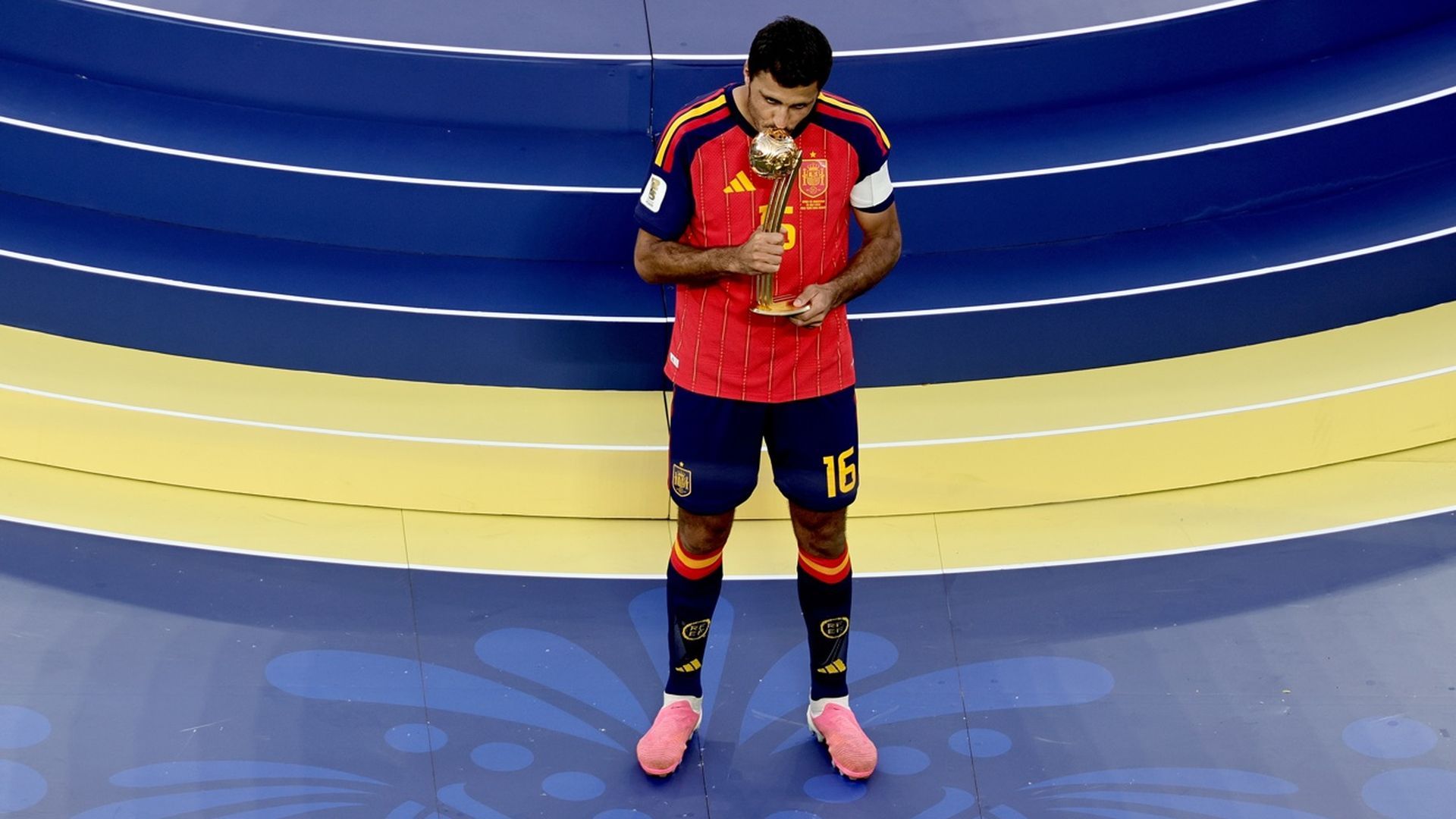 Rodri posa con el MVP del Mundial 2026