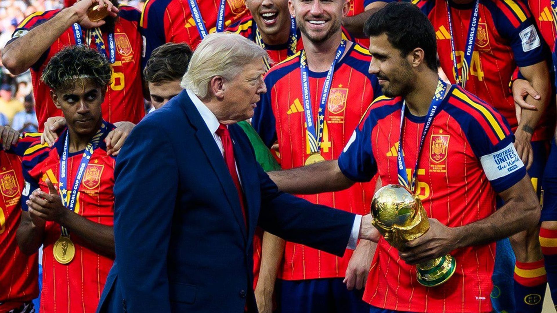 Rodrigo junto a Donald Trump antes de levantar el trofeo de Campeón del Mundo Rodrigo junto a Donald Trump antes de levantar el trofeo de Campeón del Mundo