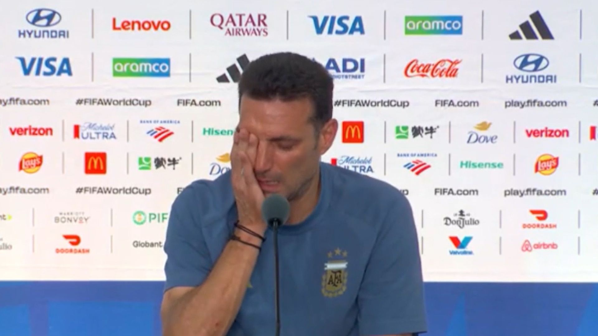 Scaloni rompe a llorar en rueda de prensa Scaloni rompe a llorar en rueda de prensa
