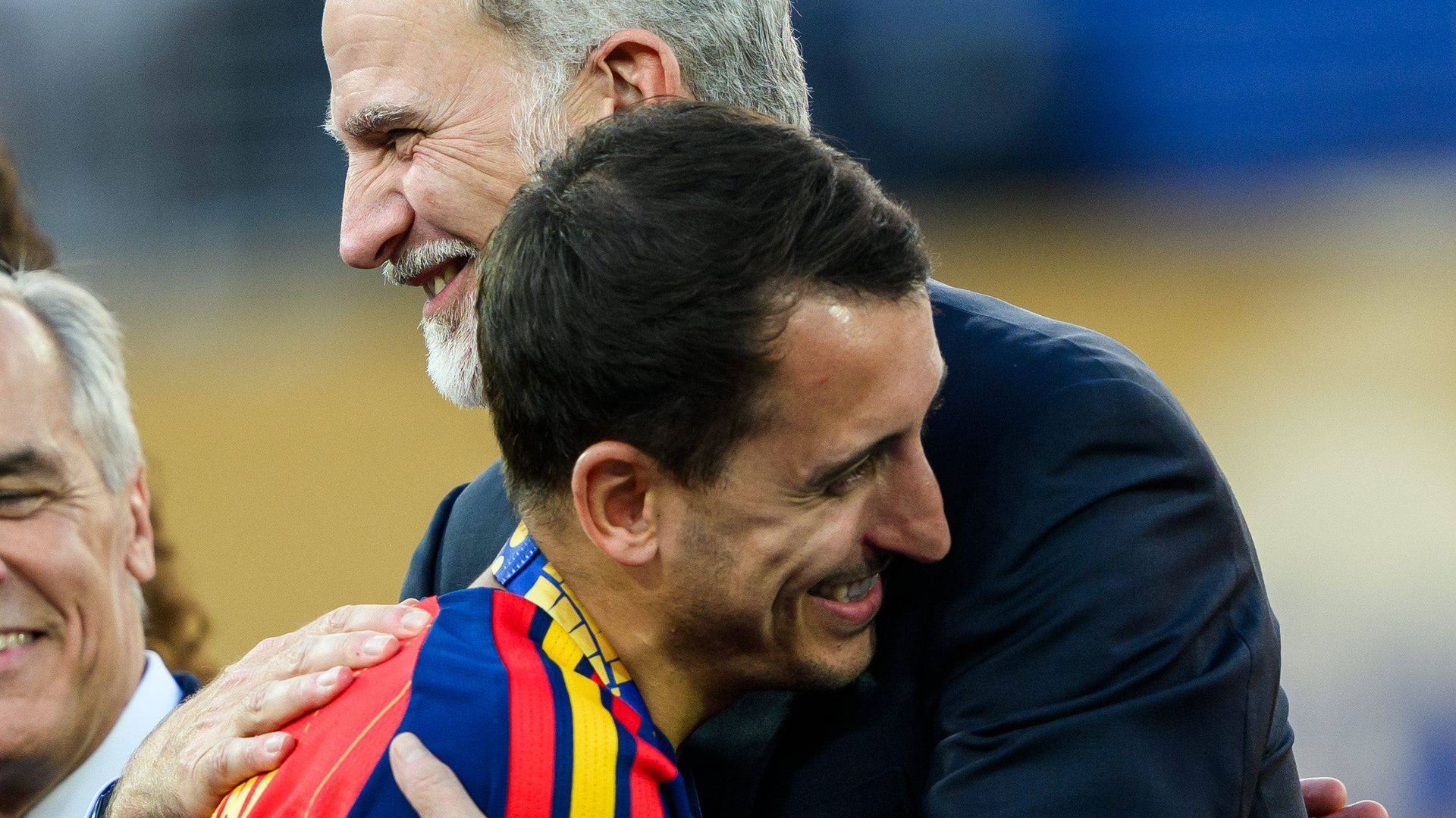 Mikel Oyarzabal recibe el abrazo de Felipe VI Mikel Oyarzabal recibe el abrazo de Felipe VI