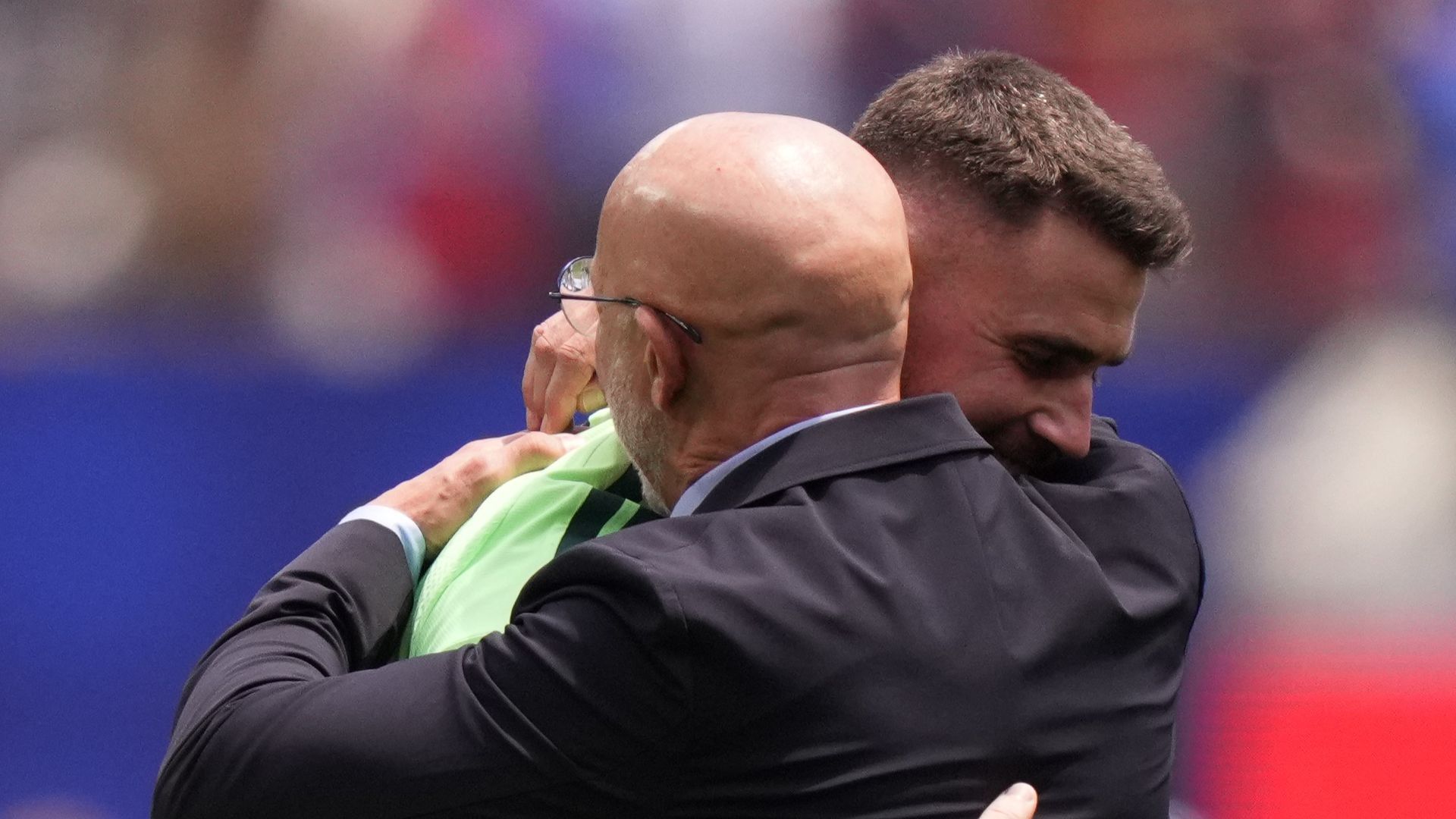 Unai Simón abraza a Luis De la Fuente tras un partido de España