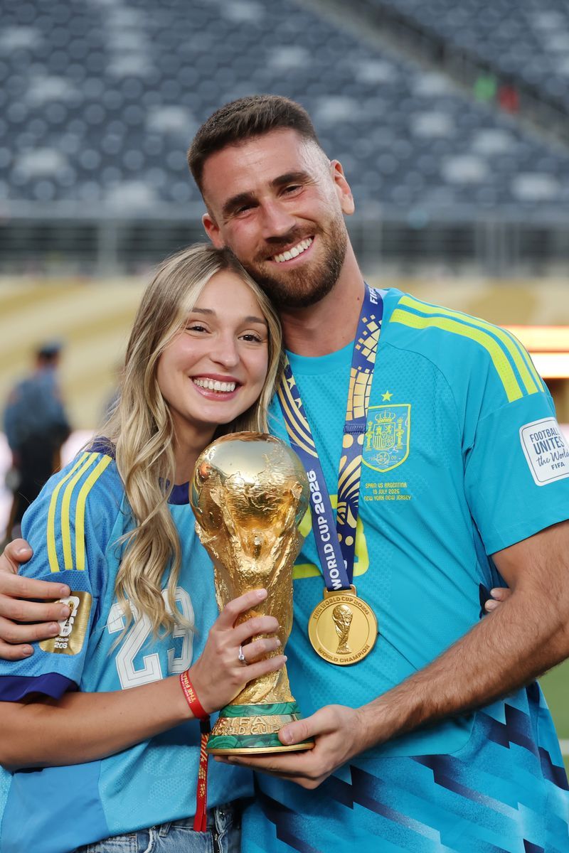 Unai Simón comparte un momento cariñoso con su discreta pareja en el campo del MetLife Stadium