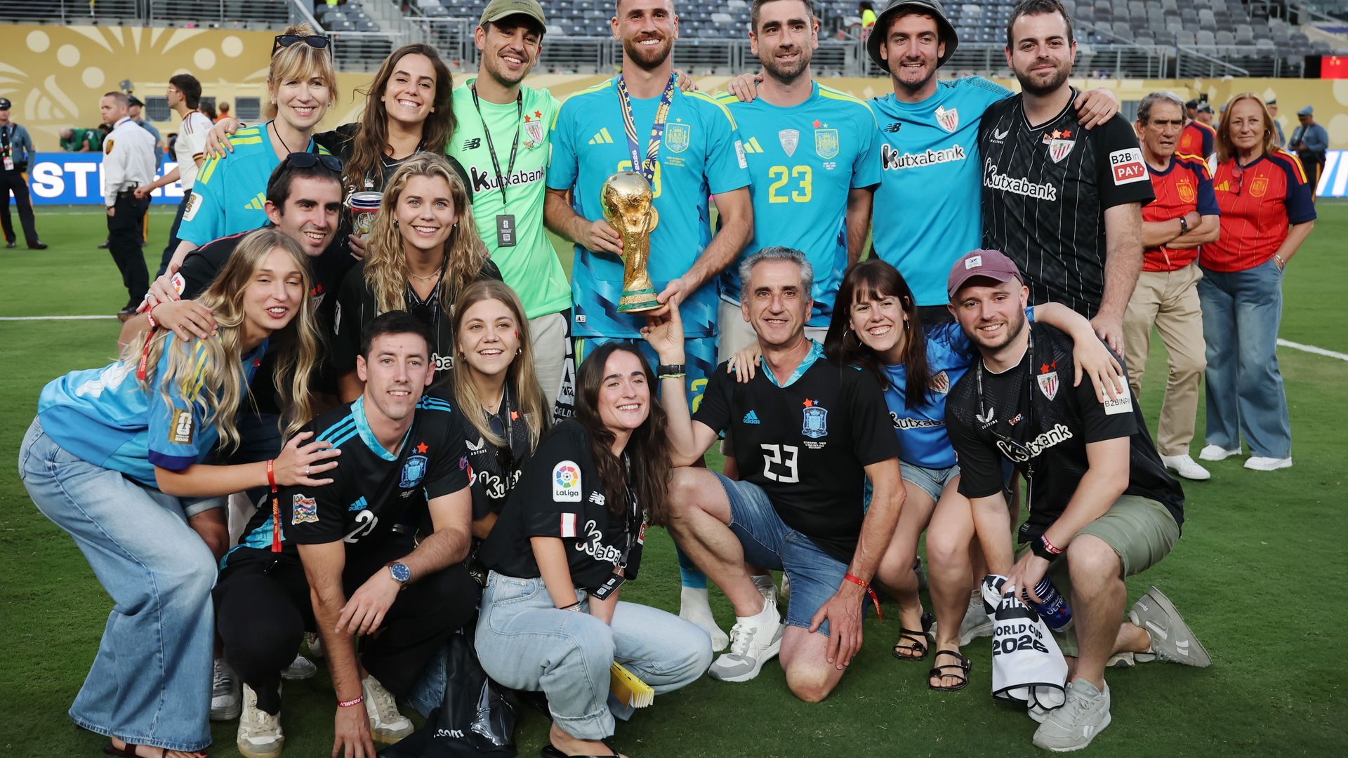 Unai Simón posa con su familia, su hermano Asier, su pareja y sus amigos, tras ganar la segunda estrella de la Roja