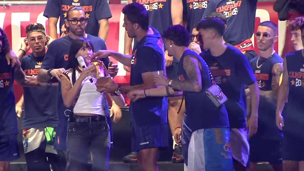 Aitana y su momento fan durante la celebración de la Selección Española