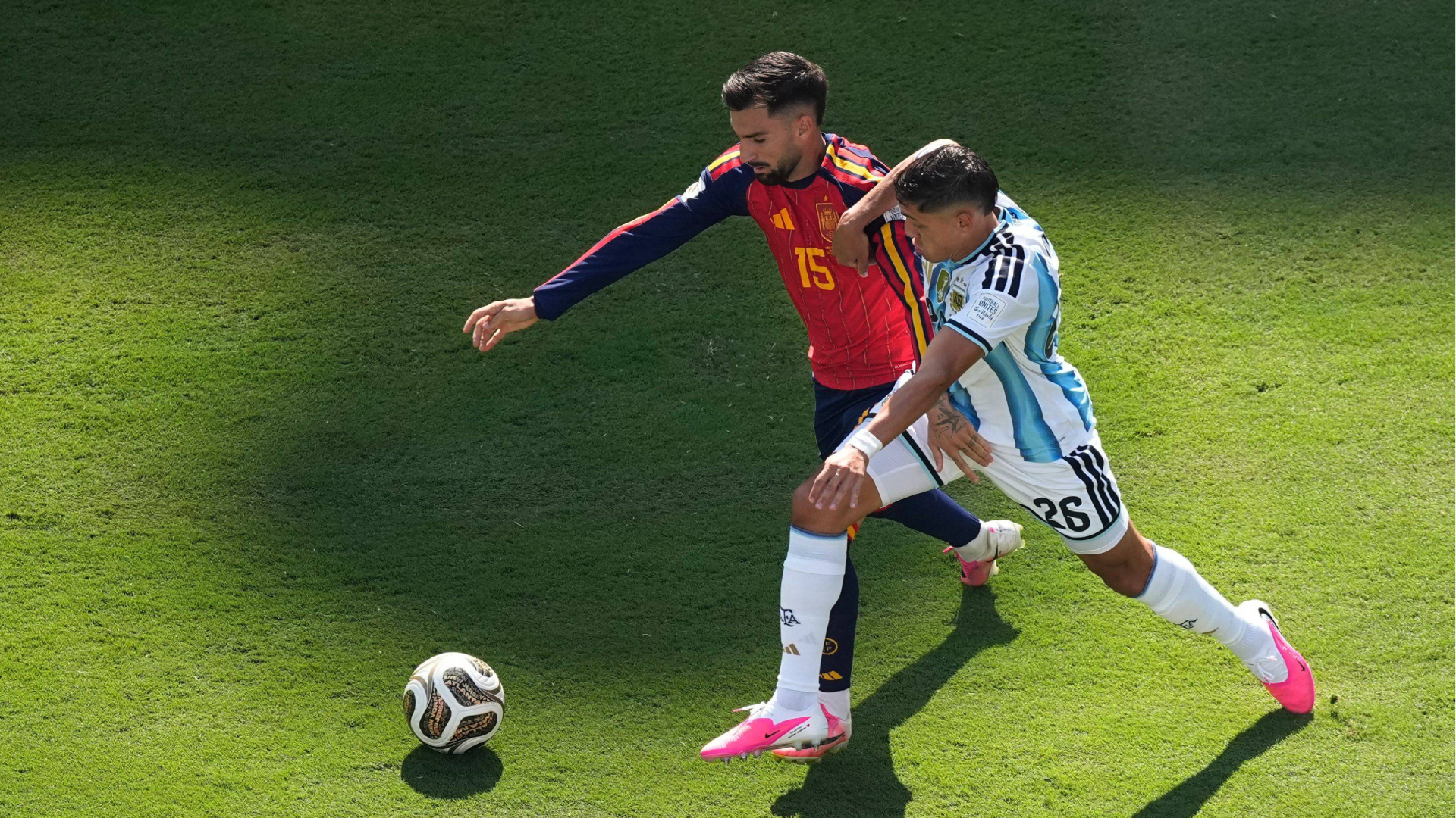 Álex Baena y Nahuel Molina pugnan por un balón en la final del Mundial Álex Baena y Nahuel Molina pugnan por un balón en la final del Mundial