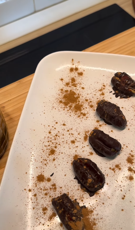 Dátiles con  crema de cacahuete y chocolate