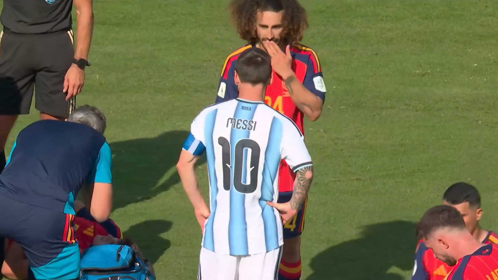 El gesto de Marc Cucurella con Leo Messi