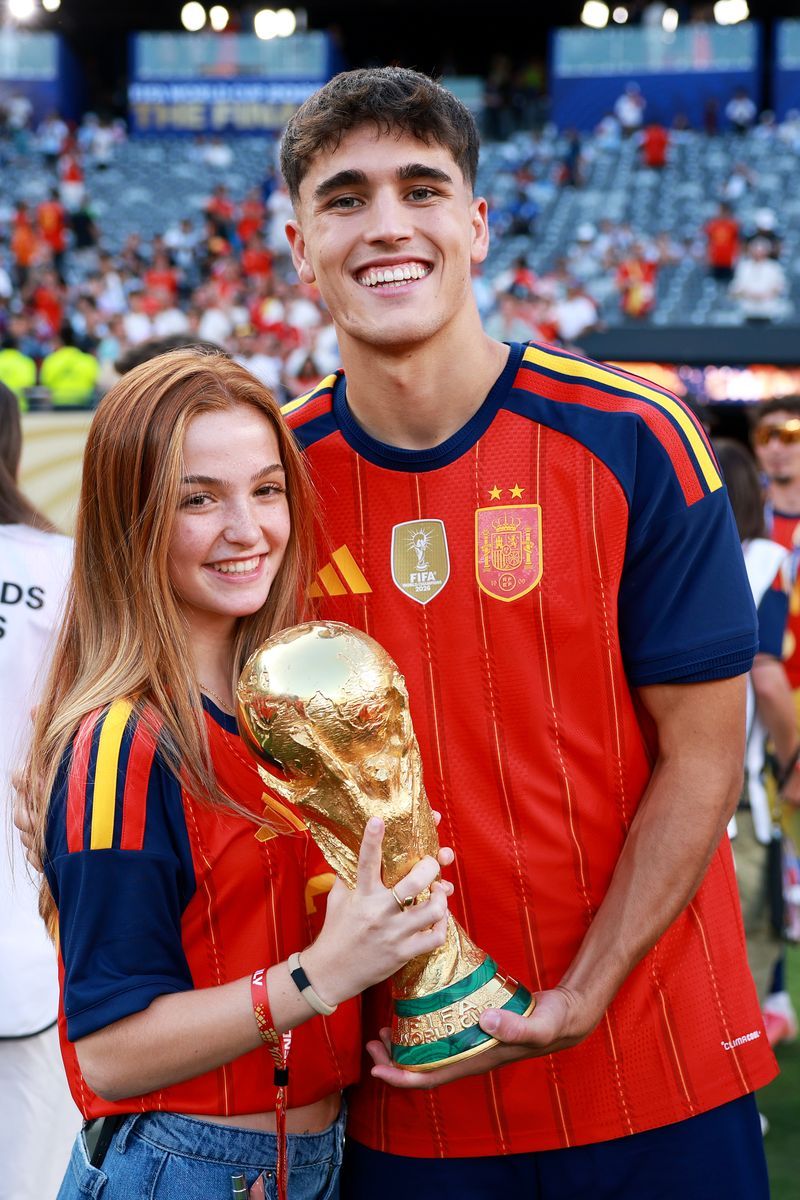 El posado de Pau Cubarsí y su discreta novia tras ganar la Copa Mundial de Fútbol 2026