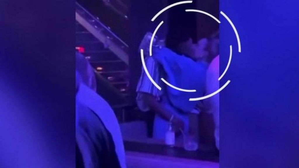 El primer beso en público de Ester Expósito y Kylian Mbappé