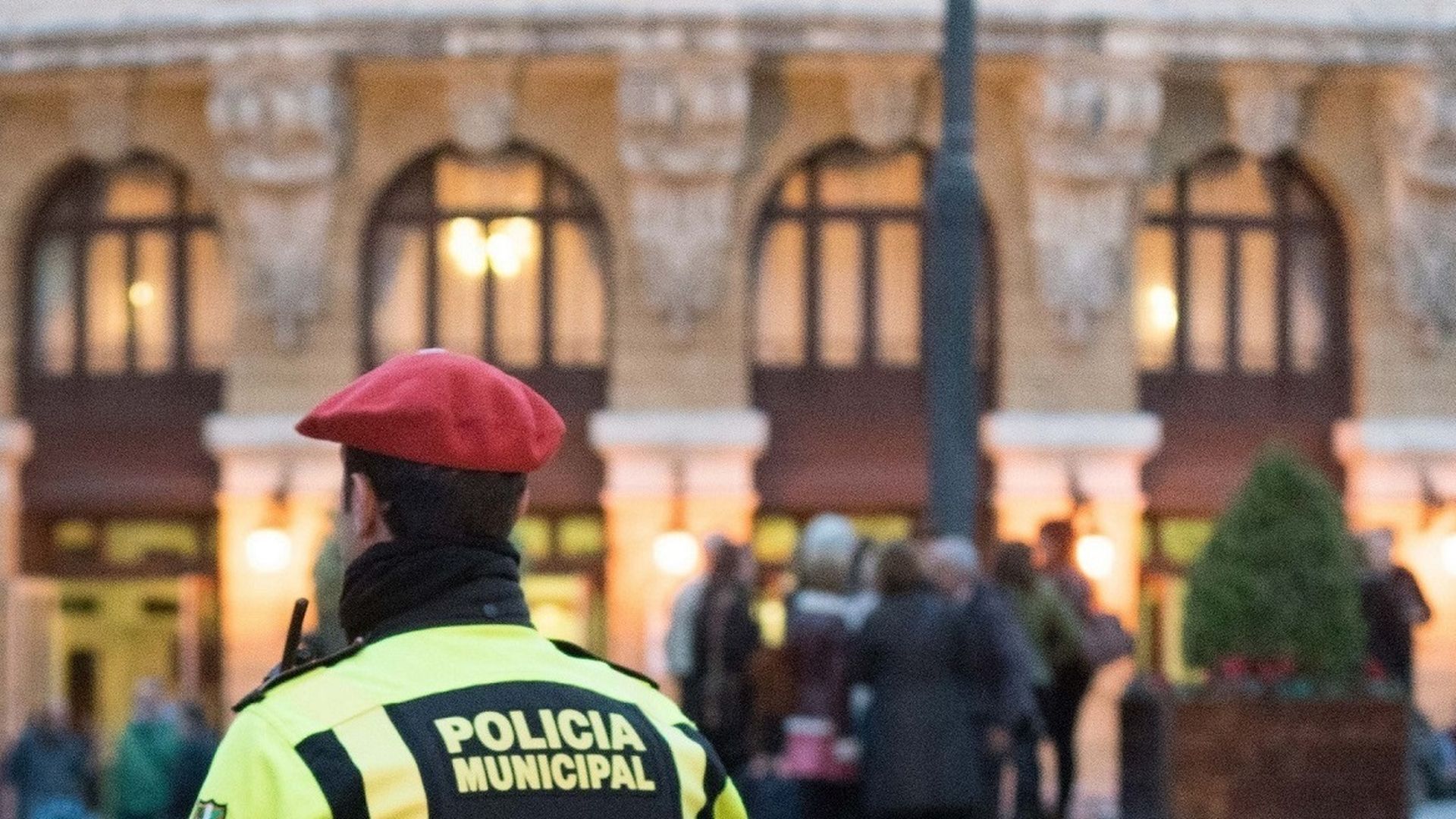 EuropaPress_6829528_policia_municipal_bilbao_udaltzaingoa_controlando_trafico EuropaPress_6829528_policia_municipal_bilbao_udaltzaingoa_controlando_trafico