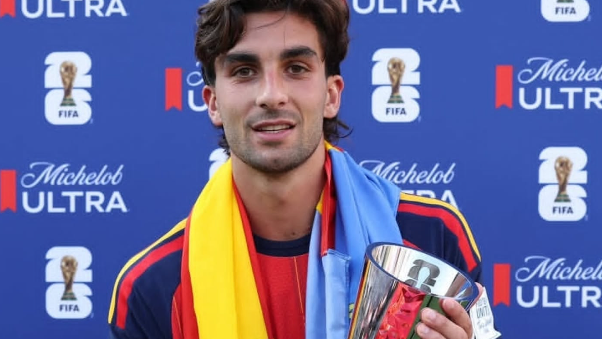 Ferran Torres, campeón del mundo, con la Senyera al cuello