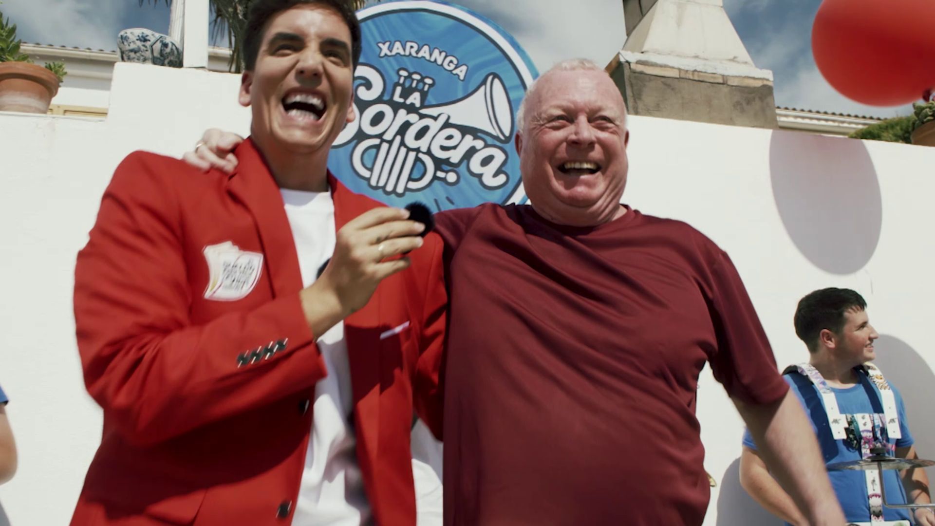 Ian con Xuso Jones tras conocer que es el gandor del Sueldo NESCAFÉ