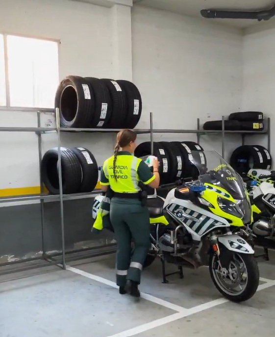 Idania preparándose para salir con la moto a patrullar