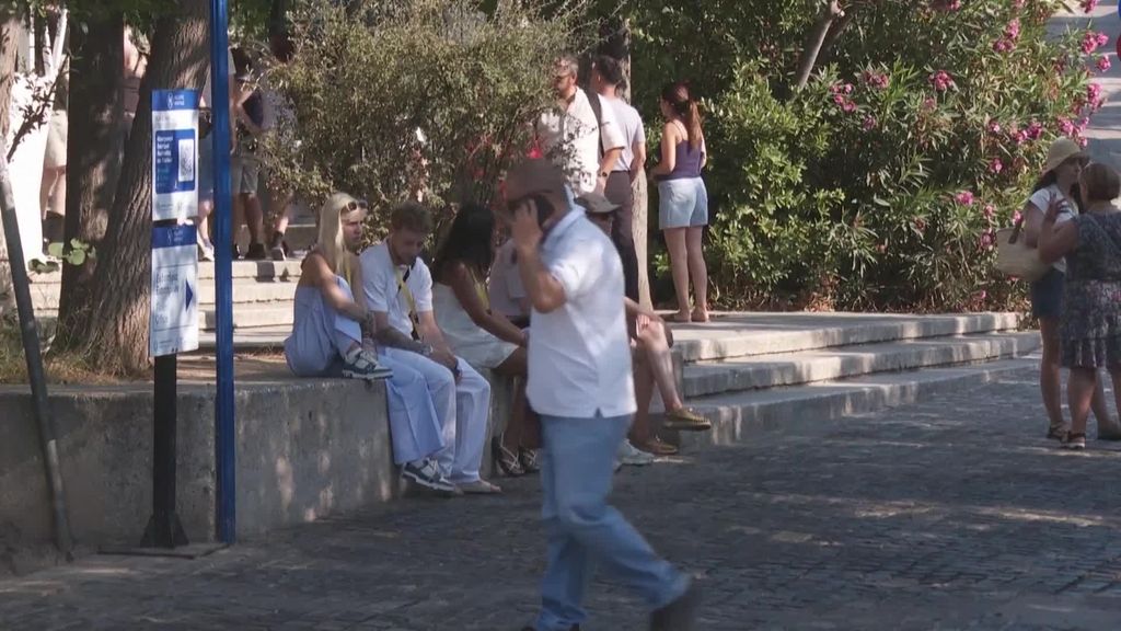 Un hombre ataca y apuñala a una pareja de turistas con un cuchillo en la Acrópolis de Atenas, Grecia