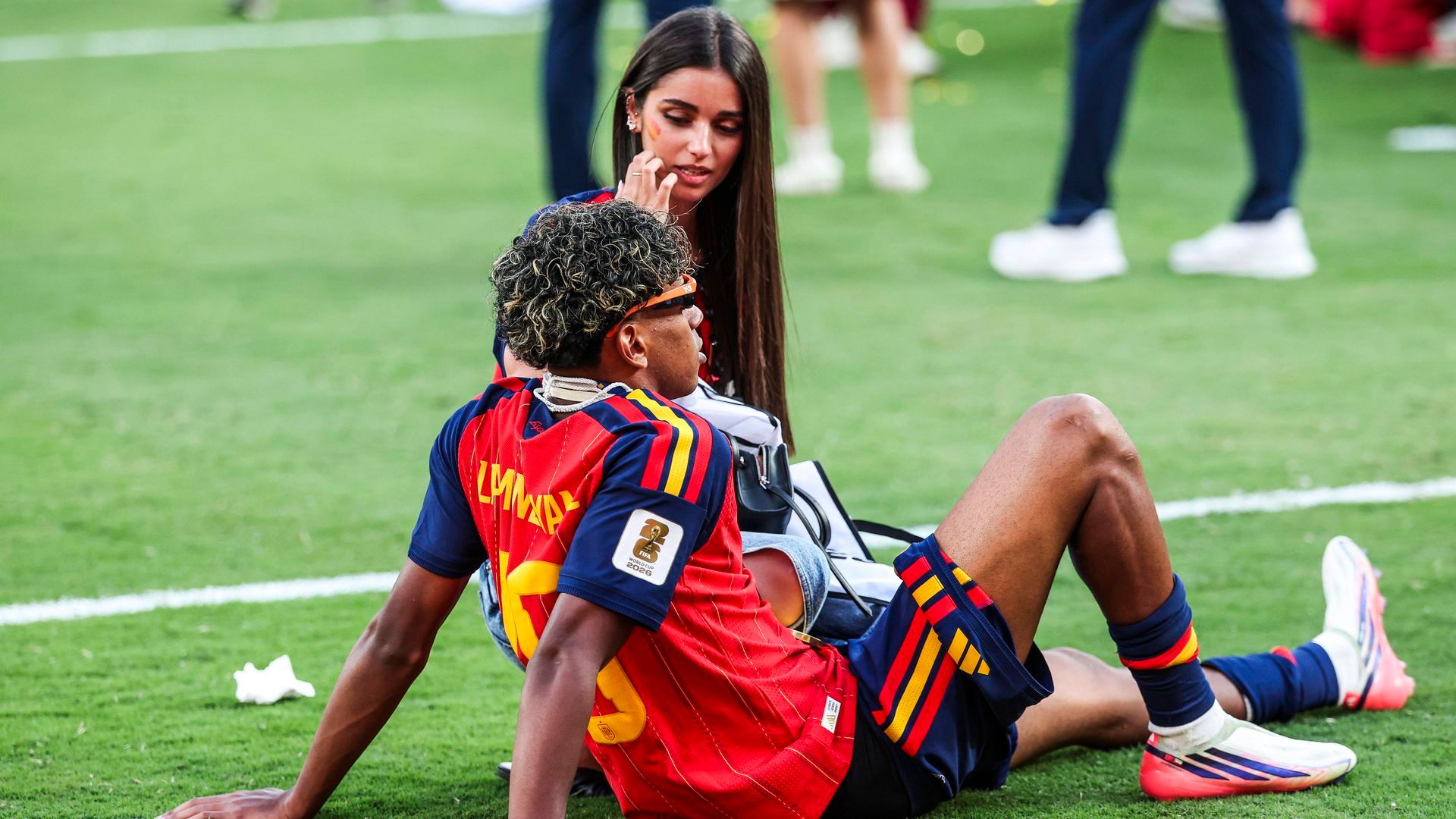 Ines García junto a Lamine Yamal tras la final del Mundial