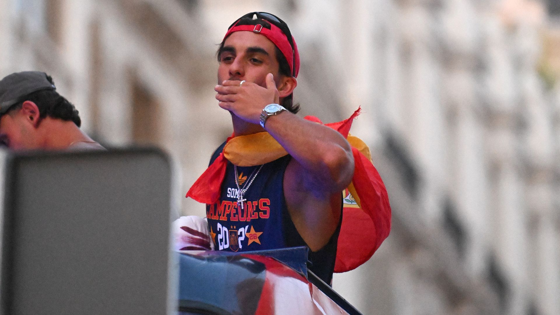 La gorra de Ferrán en la rúa de los campeones que ya es tendencia tras rediseñar el lema de Donald Trump: ‘Haz a España grande otra vez’ La gorra de Ferrán en la rúa de los campeones que ya es tendencia tras rediseñar el lema de Donald Trump: ‘Haz a España grande otra vez’
