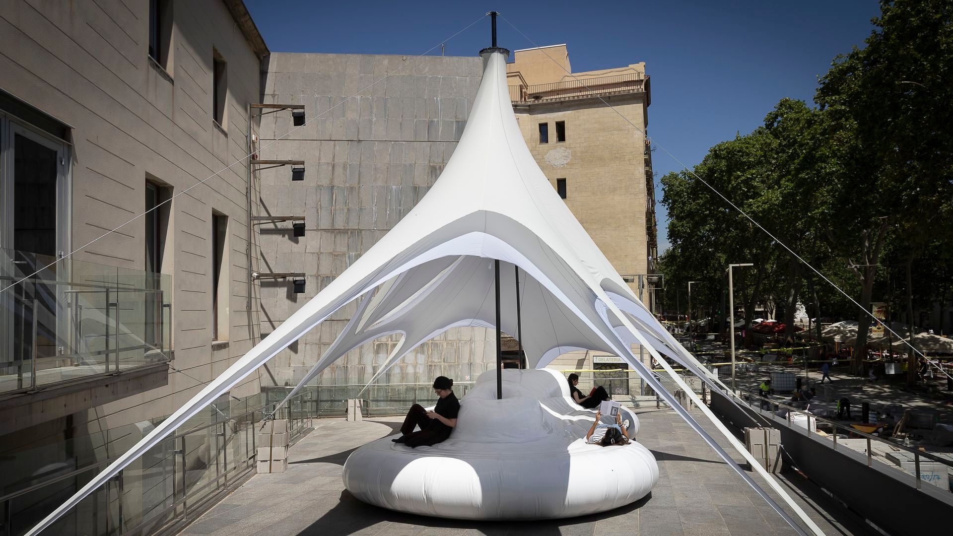 La instalación Solar Index de Naked Space en la terraza del Santa Mònica La instalación Solar Index de Naked Space en la terraza del Santa Mònica