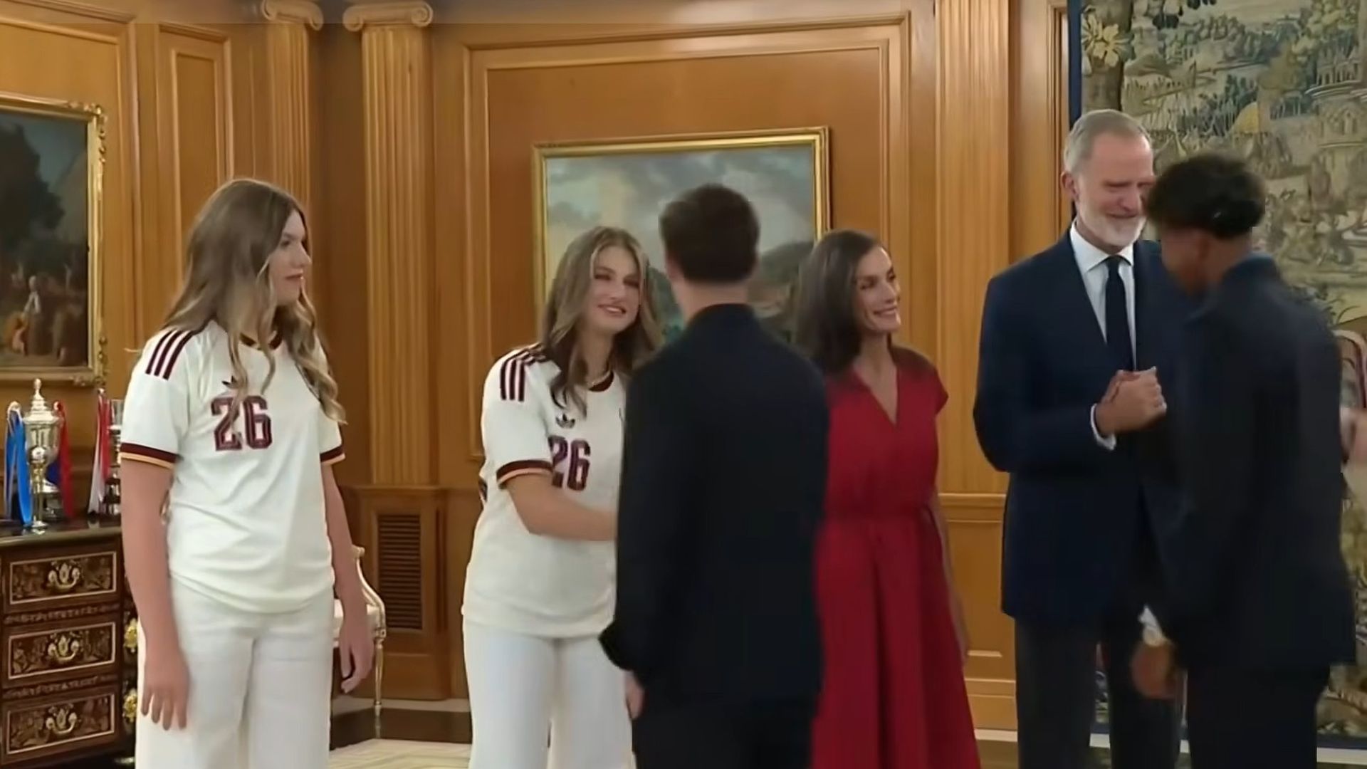 La princesa Leonor saluda a Gavi La princesa Leonor saluda a Gavi