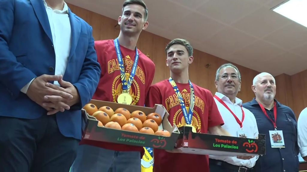Los campeones del mundo Gavi y Fabián reciben su peso en tomates en Los Palacios como "prima"