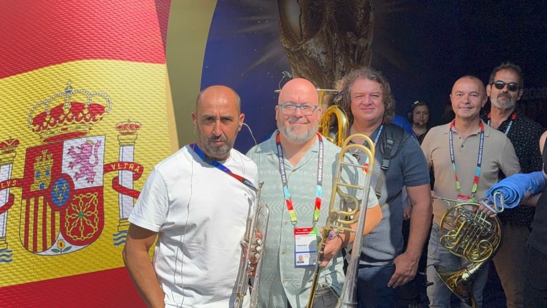 Los componentes del grupo antes de salir al campo para ensayar Los componentes del grupo antes de salir al campo para ensayar