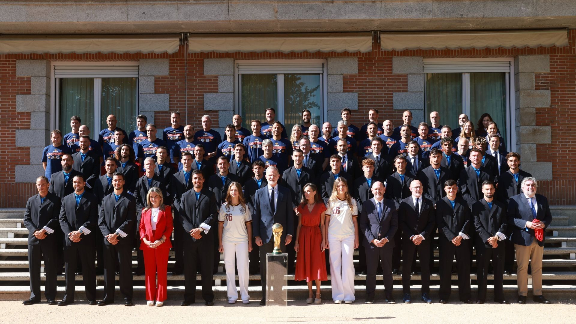 Los jugadores de la selección, con sus trajes de Loewe en Zarzuela