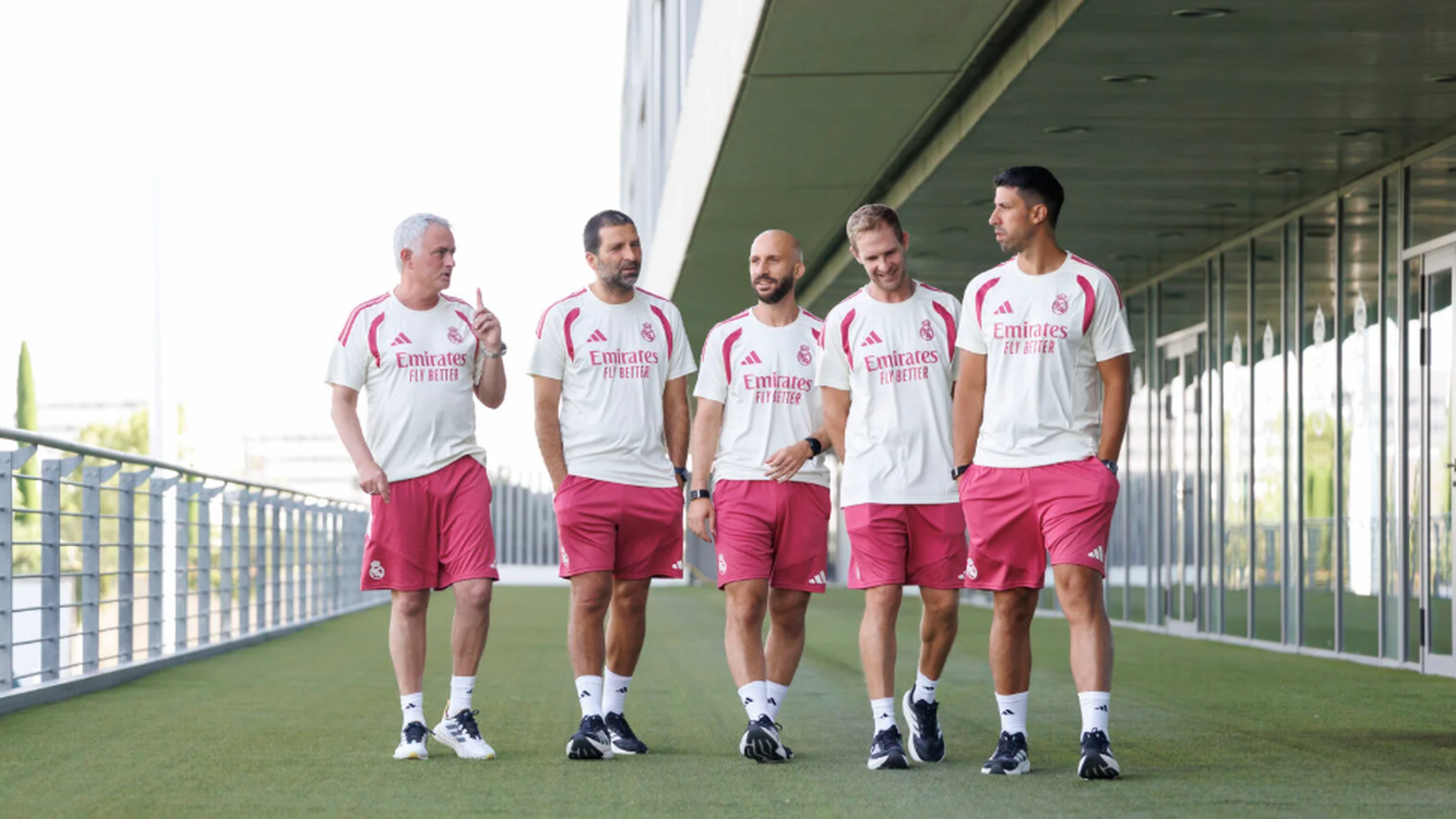 Mourinho y su cuerpo técnico Mourinho y su cuerpo técnico