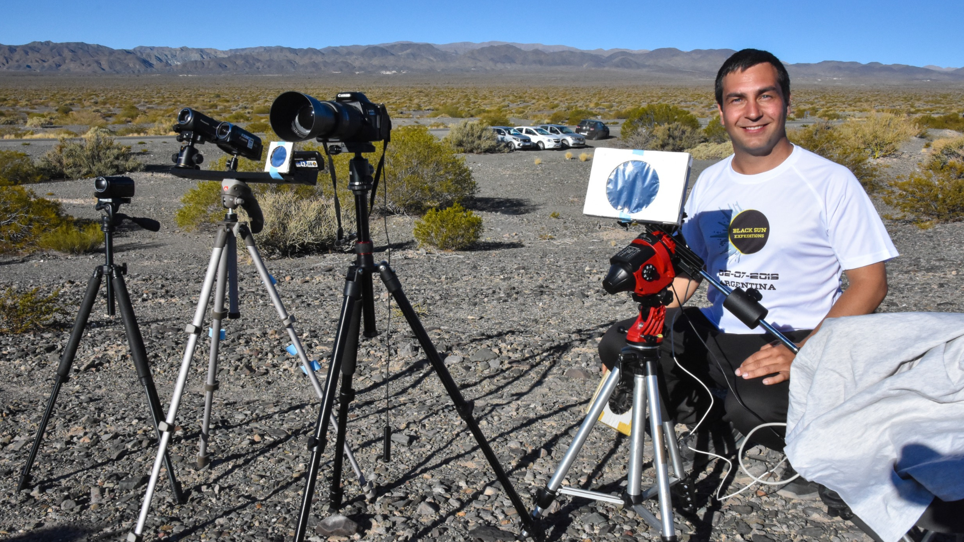 Óscar Martín, sobre el terreno, con sus cámaras, durante un eclipse Óscar Martín, sobre el terreno, con sus cámaras, durante un eclipse