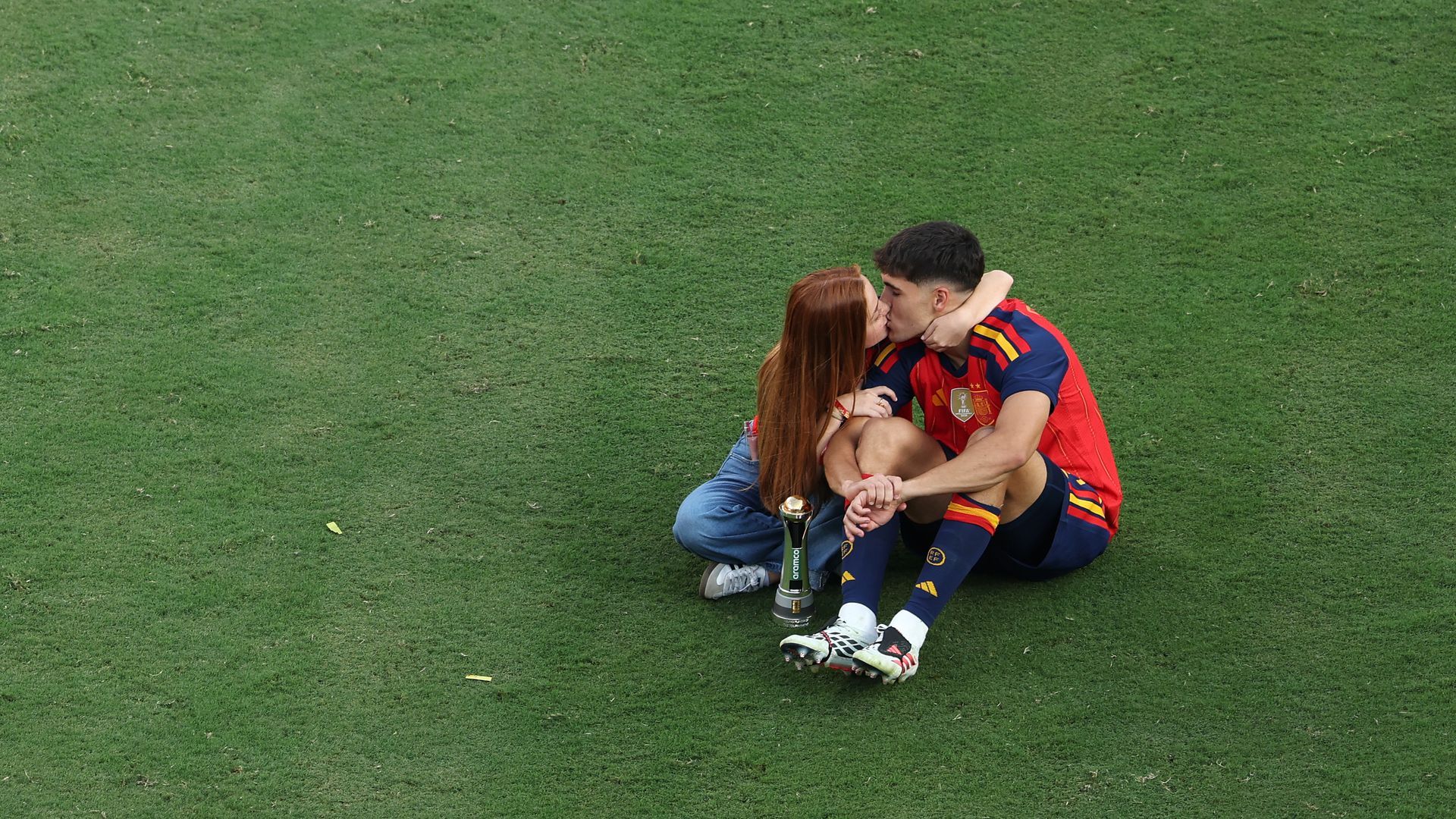 Pau Cubarsí y su discreta novia, Martina, fotografiados besándose tras la victoria del jugador en el Mundial de Fútbol 2026