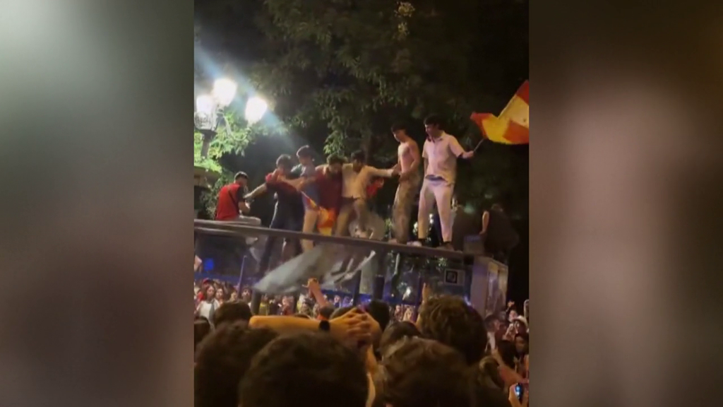 Una marquesina de autobús se viene abajo tras subirse en ella varios aficionados durante las celebraciones en Cibeles por la Copa del Mundo
