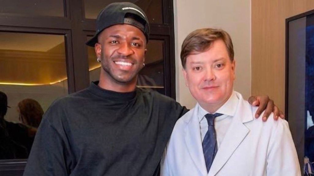 El tratamiento estético de Vinícius que cambia por completo su rostro