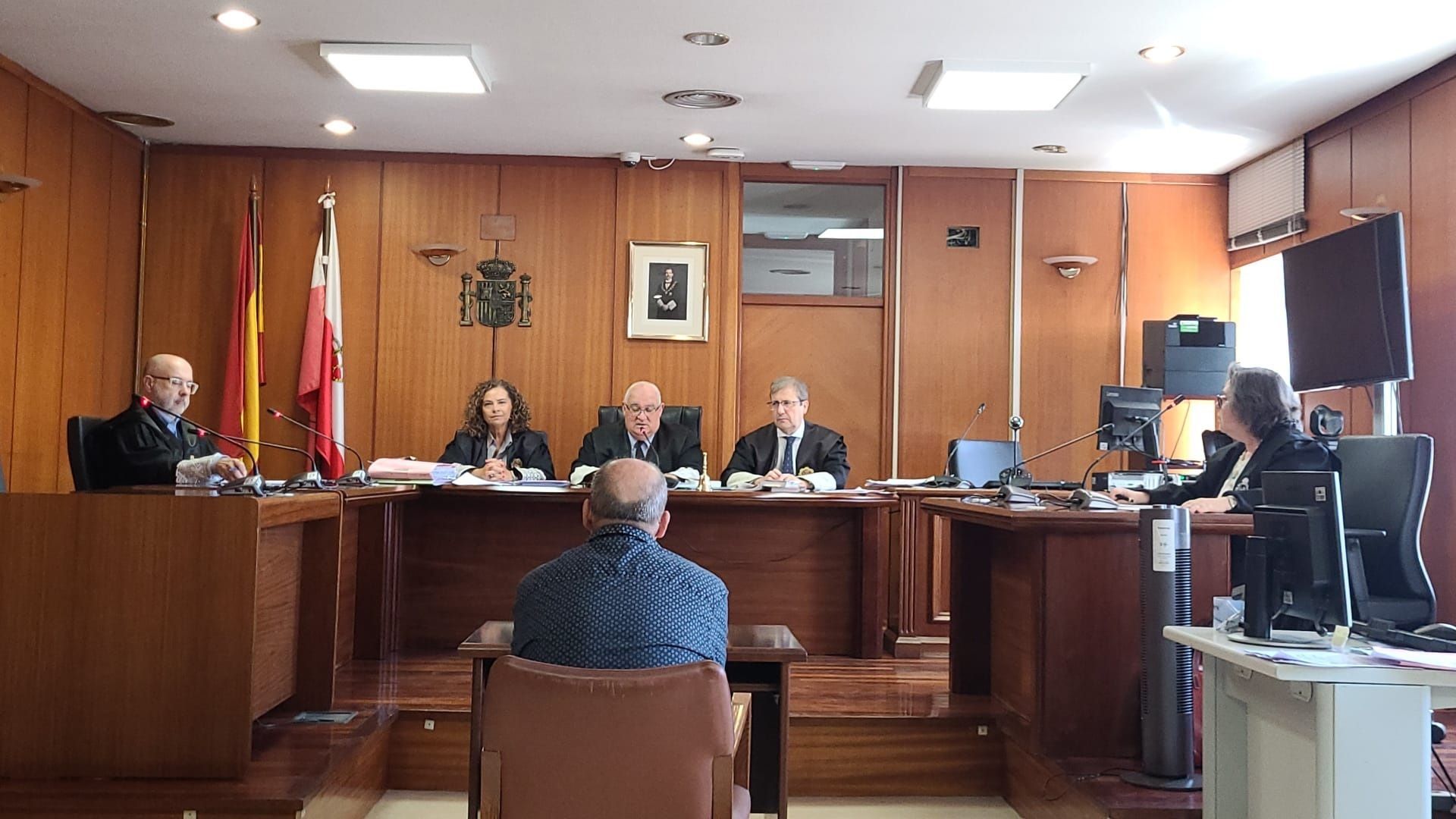 Acepta 15 meses y 5.300 euros por insultar y humillar a un camarero marroquí de la cafetería que frecuentaba Acepta 15 meses y 5.300 euros por insultar y humillar a un camarero marroquí de la cafetería que frecuentaba