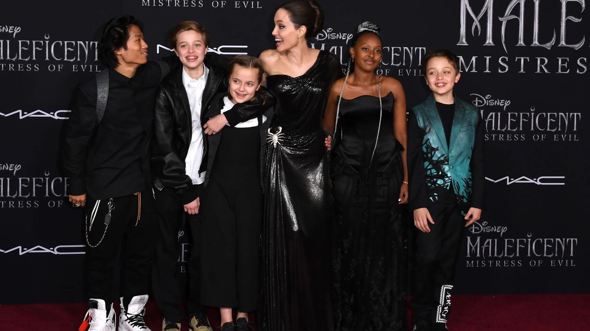 Angelina Jolie y sus hijos, en el estreno de Maléfica