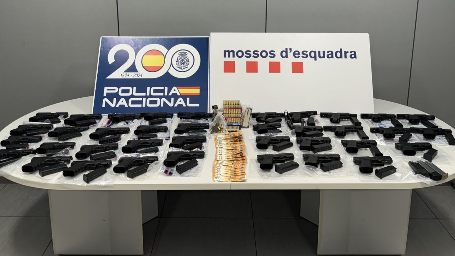 Armas requisadas a una familia en Barcelona