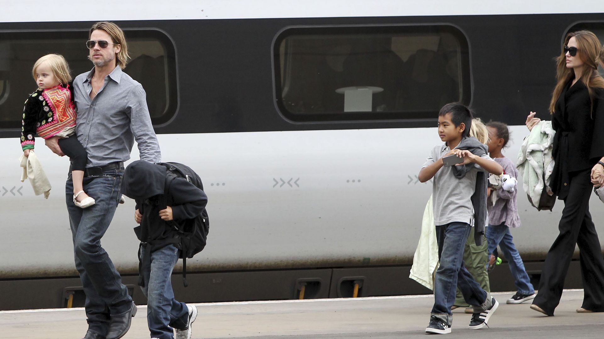Brad Pitt y Angelina Jolie con sus hijos en una imagen de archivo