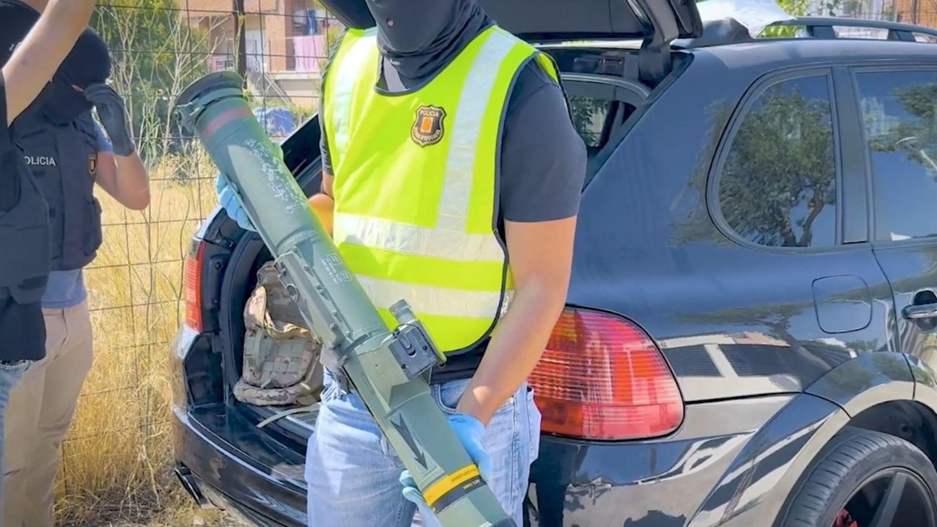 Cae una familia que tenía un lanzacohetes, unas 40 pistolas y una granada para vender a bandas organizadas Cae una familia que tenía un lanzacohetes, unas 40 pistolas y una granada para vender a bandas organizadas