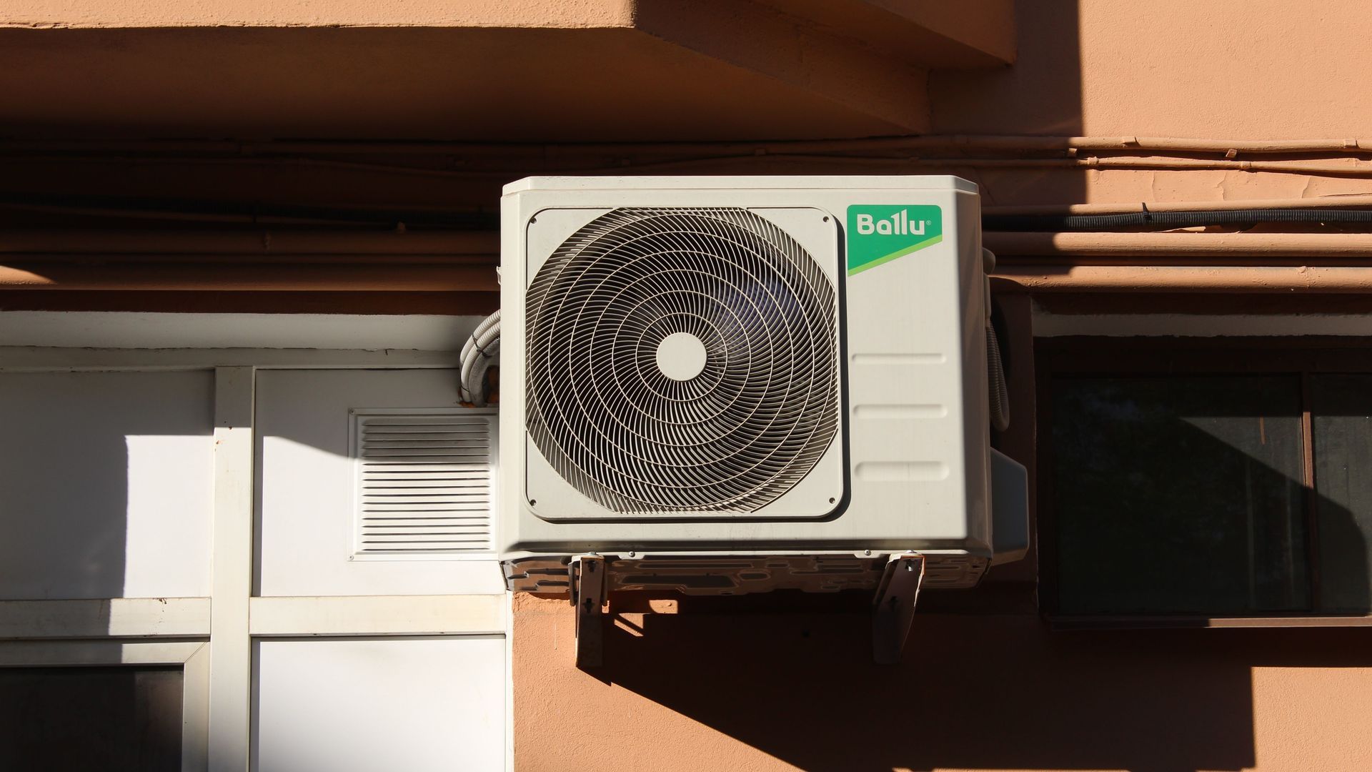Casi dos meses de espera para instalar un aire acondicionado por el calor en Almería: "Estamos desbordados" Casi dos meses de espera para instalar un aire acondicionado por el calor en Almería: "Estamos desbordados"