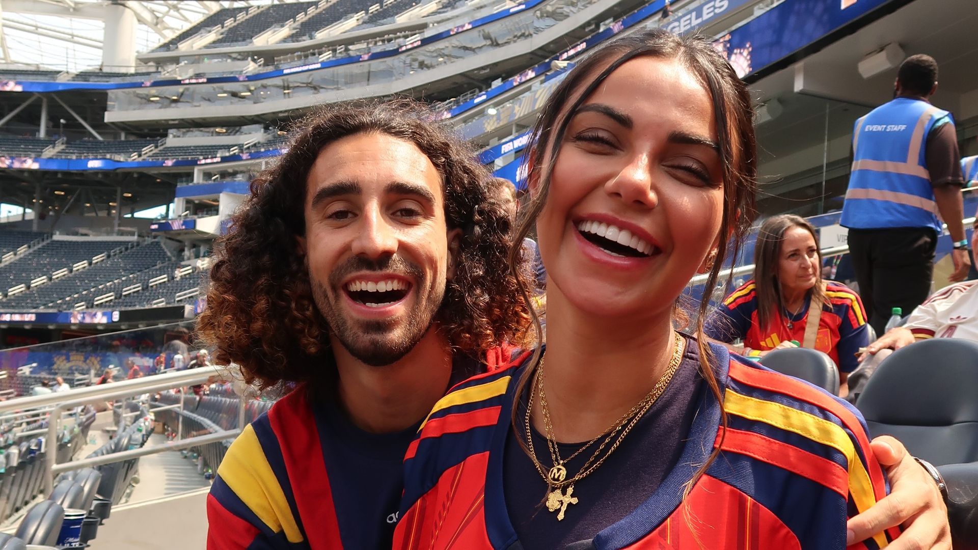 Claudia Rodríguez, con camiseta de la Selección Española customizada, y Marc Cucurella, en una de sus fotos de redes sociales