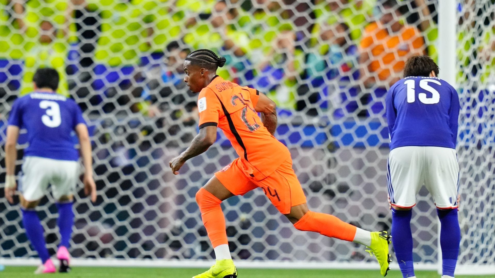 Crysencio Summerville celebra un gol con Países Bajos en el Mundial