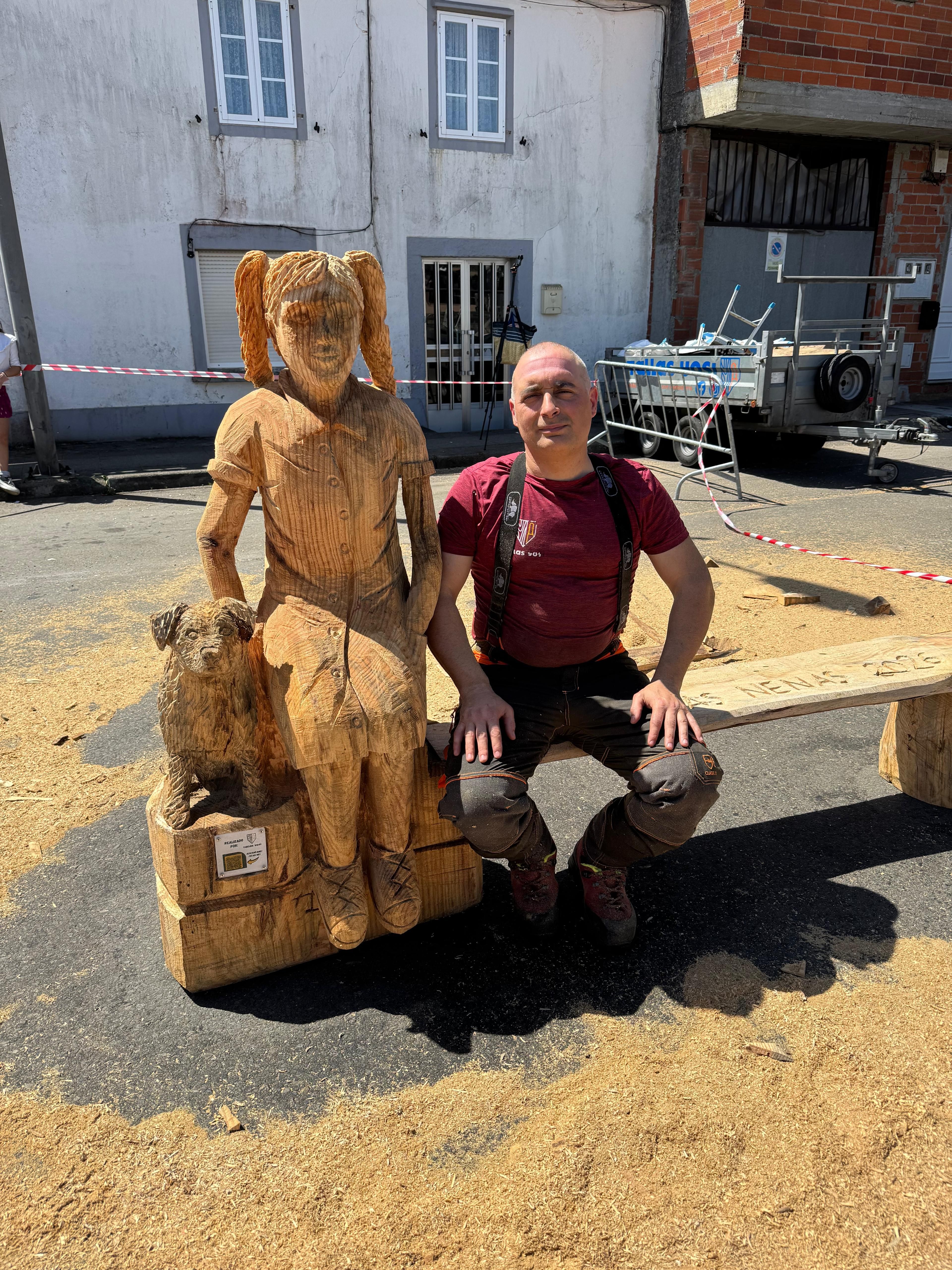 El artista moañés con una de sus obras realizada este 2026