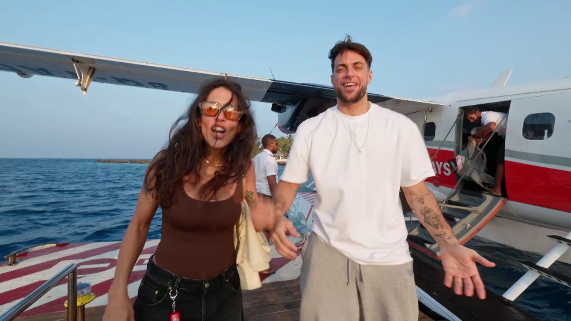 El emocionante aterrizaje en hidroavión de Laura Madrueño, Lorena Castell y Montoya en las Maldivas