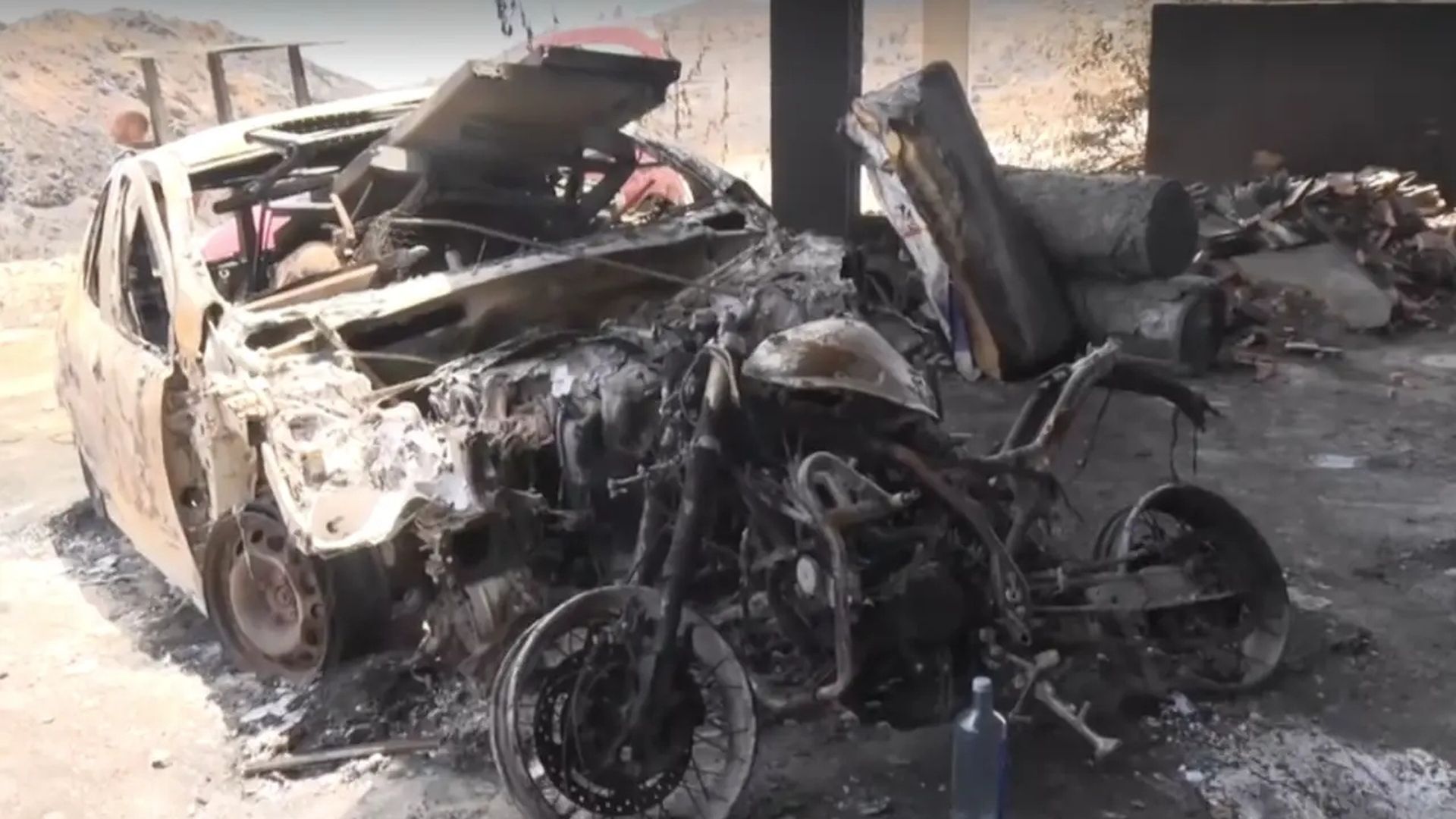 El fuego calcinó la moto y el coche de Rubén