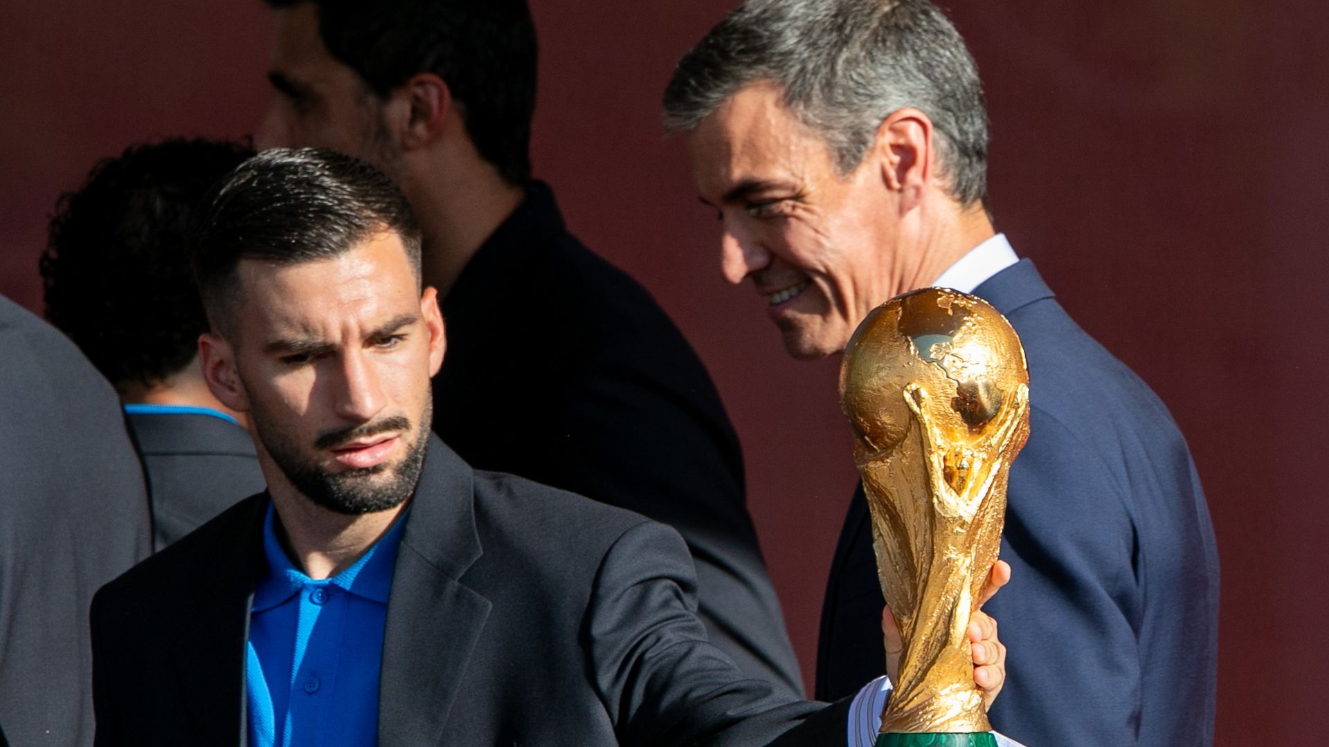 El momento en el que Álex Baena repara en que la Copa se queda olvidada en el pedestal