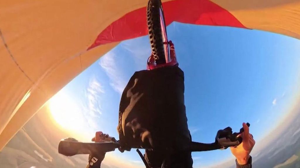 Elías Schwarzler ha circulado con su bici de montaña por un globo aeroéstatico a 950 metros de altura