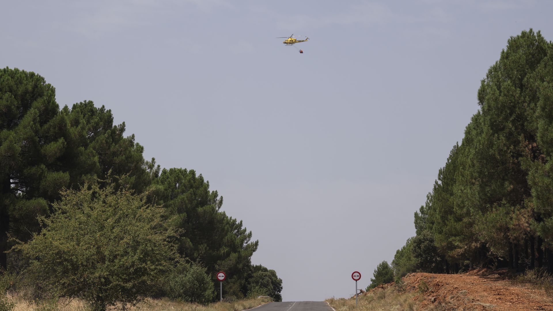 EuropaPress_7681211_helicoptero_trabaja_labores_extincion_22_julio_2026_guadalajara_castilla_la EuropaPress_7681211_helicoptero_trabaja_labores_extincion_22_julio_2026_guadalajara_castilla_la