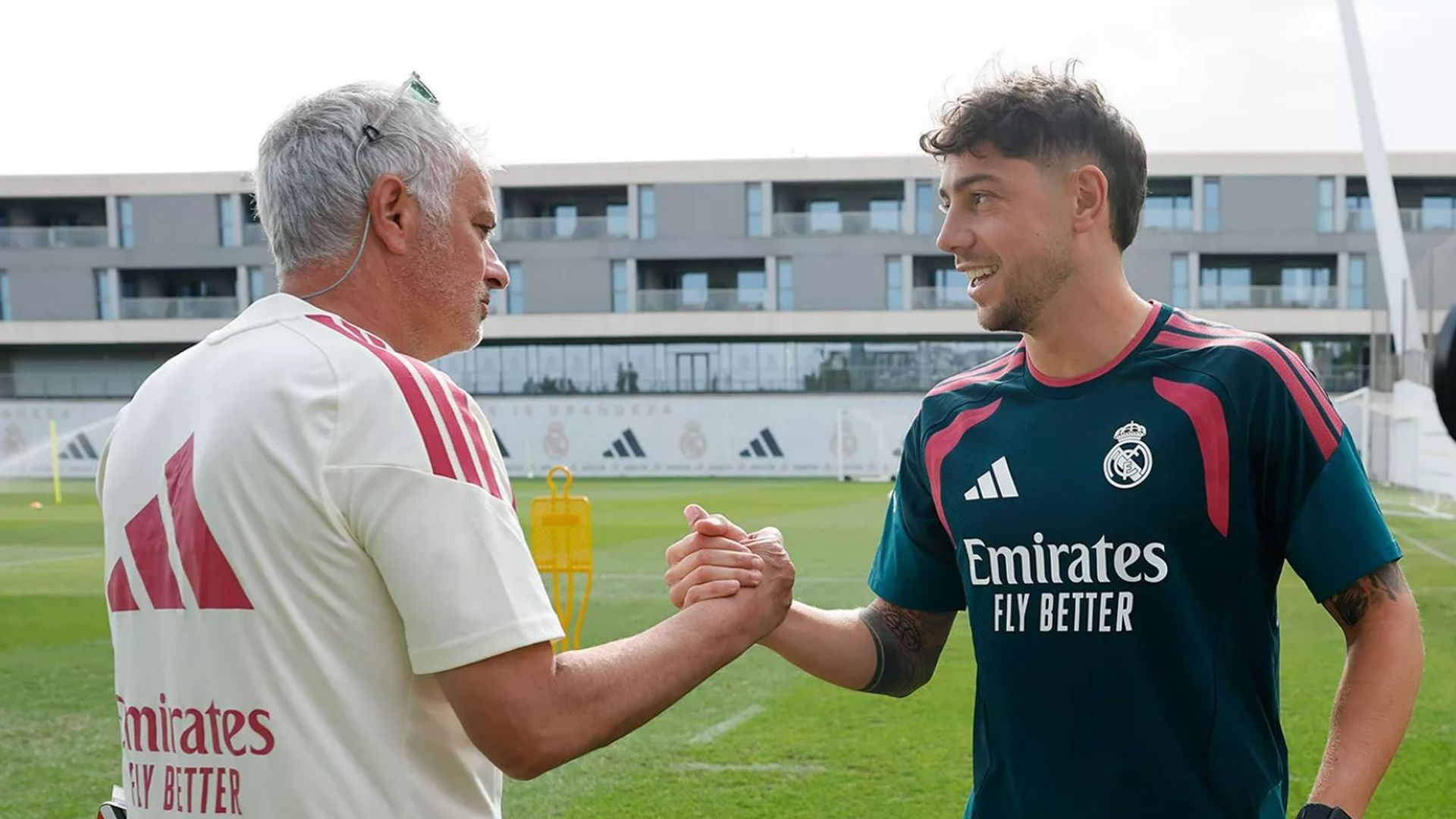 Fede Valverde saluda a José Mourinho en Valdebebas Fede Valverde saluda a José Mourinho en Valdebebas
