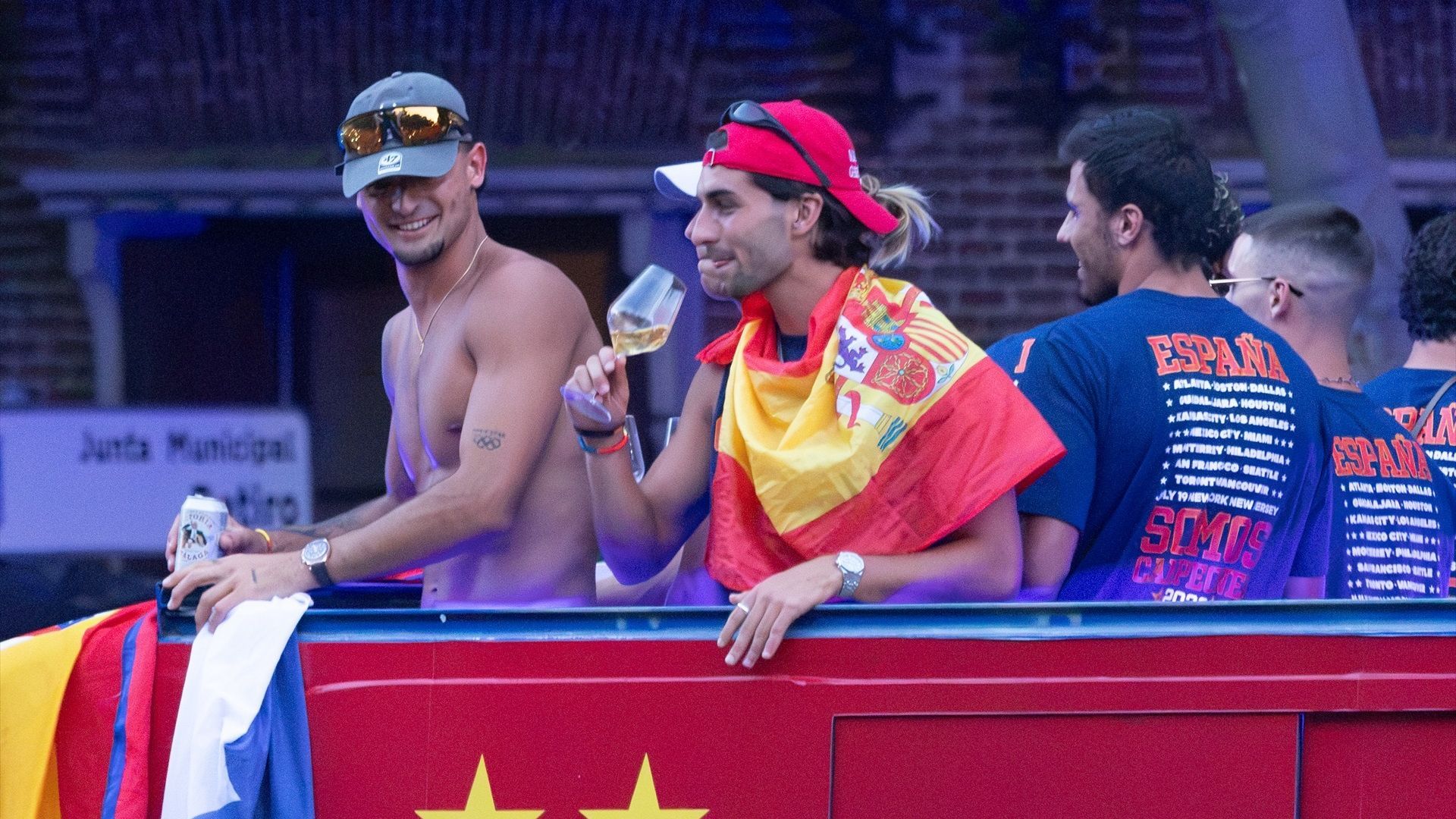 Ferran Torres, junto a Pubill y Llorente en la celebración de España