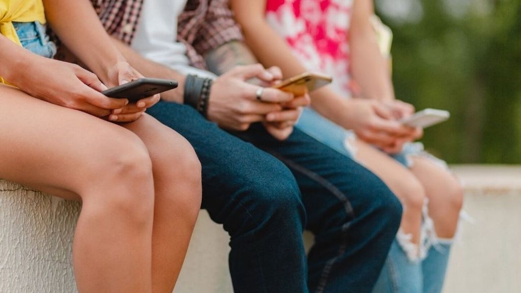 Francia se convierte en el primer país de Europa en prohibir oficialmente las redes sociales a menores de 15 años
