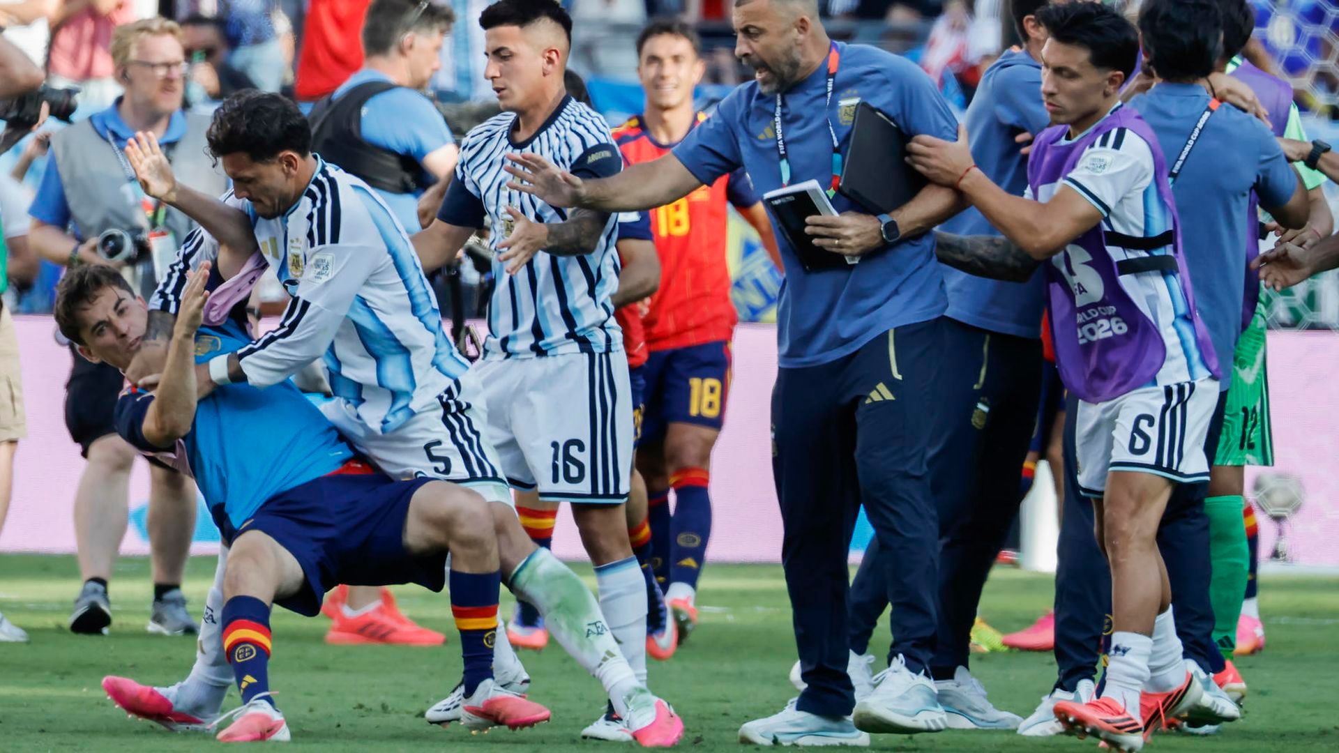 Gavi, sobre una posible sanción al argentino Leandro Paredes por la tangana tras ganar España el Mundial: "No creo que tengan que ser suspendidos" Gavi, sobre una posible sanción al argentino Leandro Paredes por la tangana tras ganar España el Mundial: "No creo que tengan que ser suspendidos"